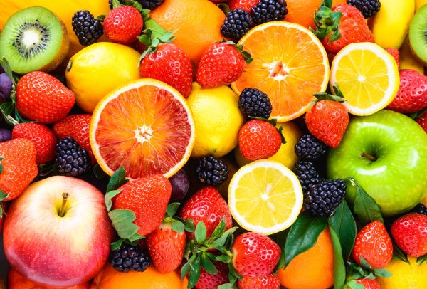 composition de fraises, pommes, oranges, mûres et kiwis